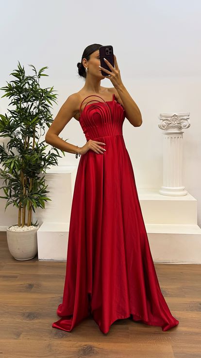 Abito da sera rosso con dettagli sul petto senza spalline