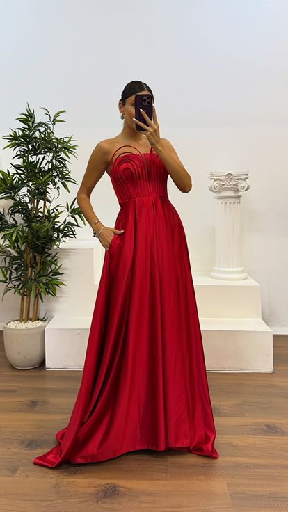 Abito da sera rosso con dettagli sul petto senza spalline
