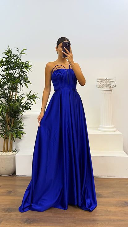 Trägerloses Abendkleid von Saks mit Brustdetail