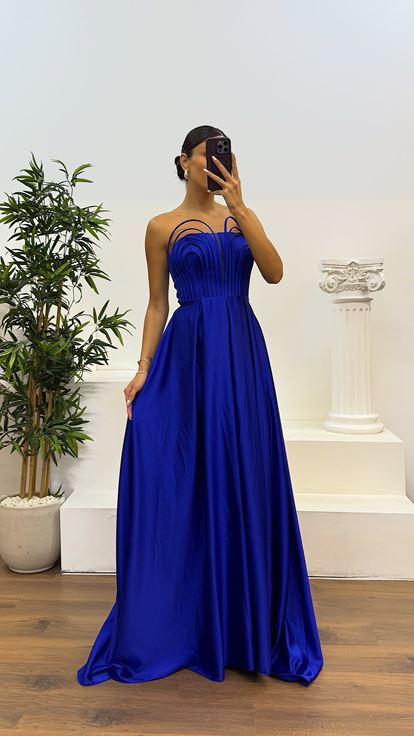 Trägerloses Abendkleid von Saks mit Brustdetail