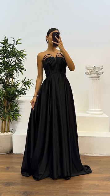 Schwarzes trägerloses Abendkleid mit Brustdetail