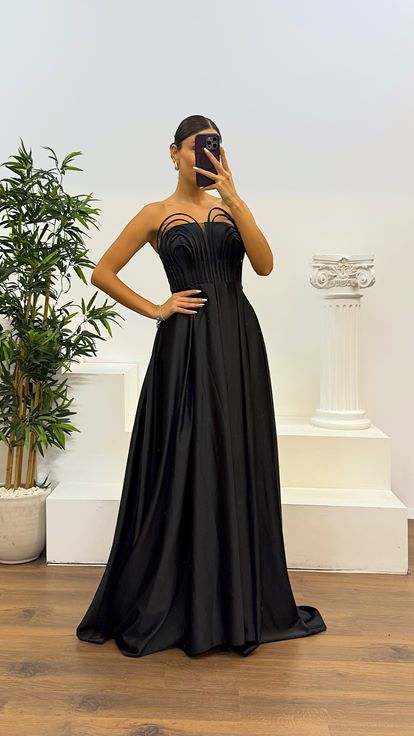 Abito da sera nero con dettagli sul petto senza spalline