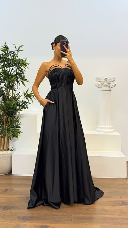 Abito da sera nero con dettagli sul petto senza spalline