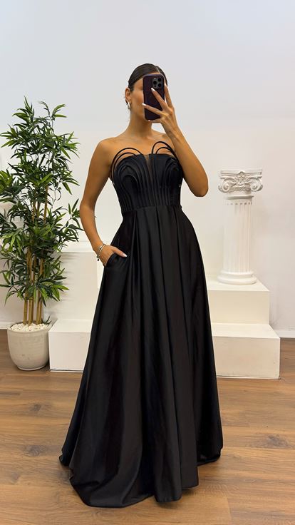 Abito da sera nero con dettagli sul petto senza spalline