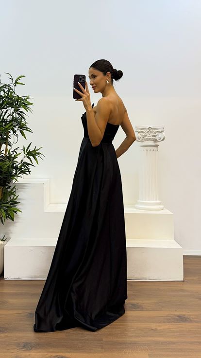 Abito da sera nero con dettagli sul petto senza spalline