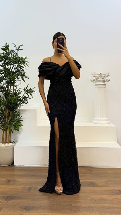 Abito da sera nero con ricamo dettaglio posteriore