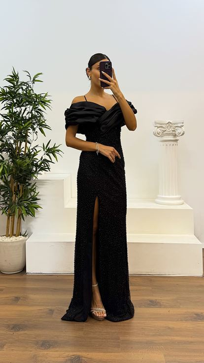 Abito da sera nero con ricamo dettaglio posteriore