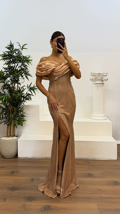 Abito da sera ricamato con dettagli dorati sul retro