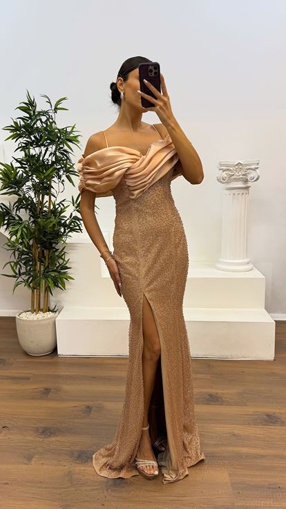 Abito da sera ricamato con dettagli dorati sul retro