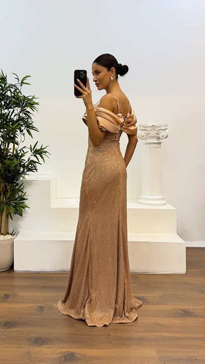 Abito da sera ricamato con dettagli dorati sul retro