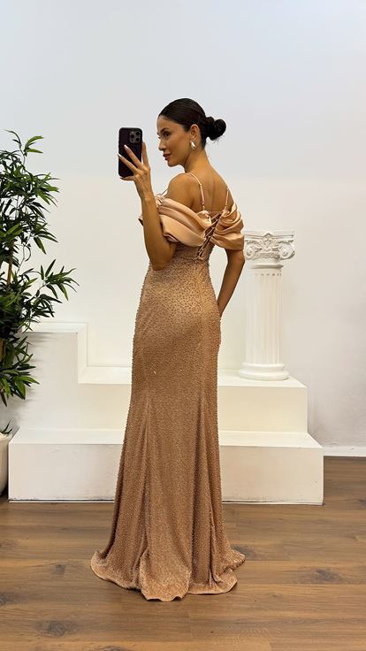 Abito da sera ricamato con dettagli dorati sul retro