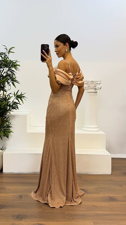 Abito da sera ricamato con dettagli dorati sul retro