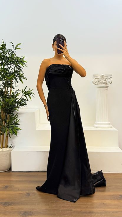 Abito da sera dettagliato in raso nero senza spalline