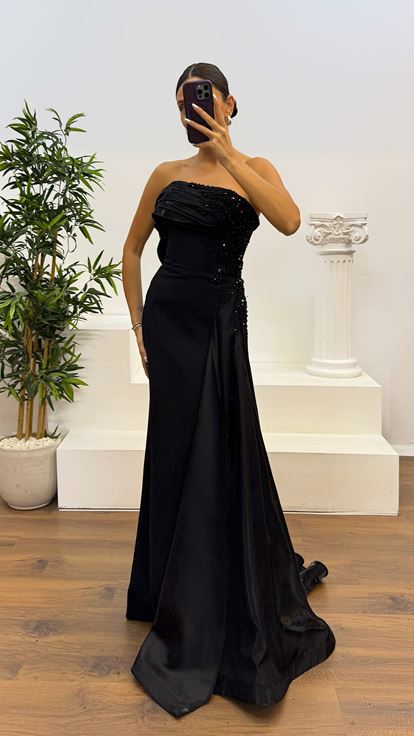 Abito da sera dettagliato in raso nero senza spalline