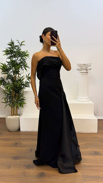 Abito da sera dettagliato in raso nero senza spalline