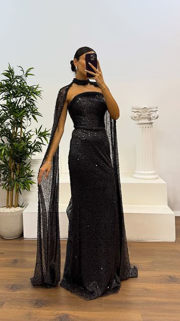 Vestido de noche con detalle de capa y cuentas negras