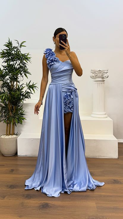 Vestido de noche azul de satén con un solo hombro