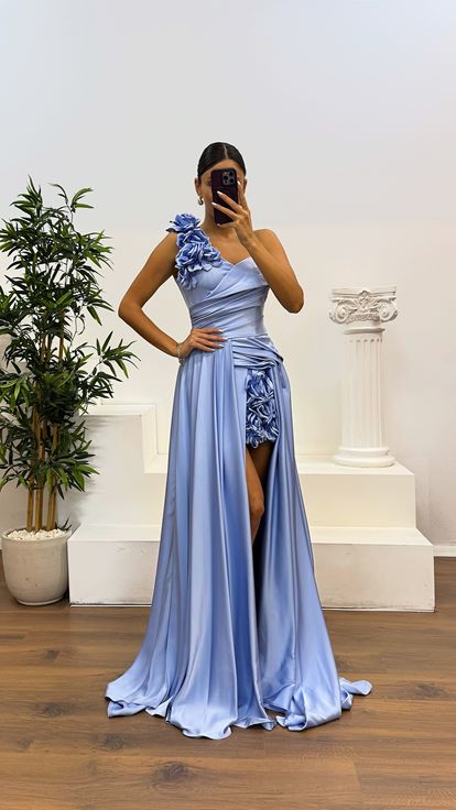 Vestido de noche azul de satén con un solo hombro