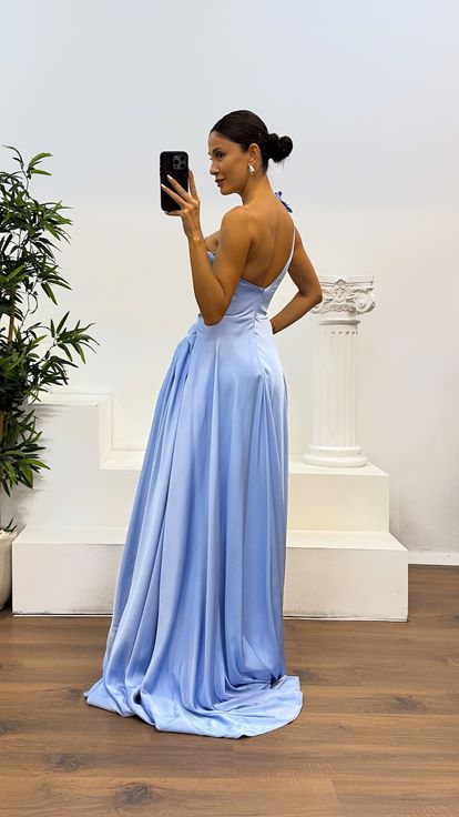 Vestido de noche azul de satén con un solo hombro