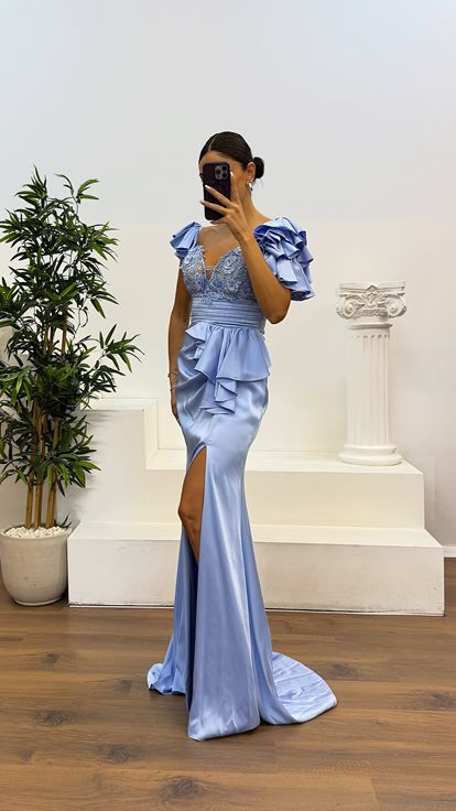 فستان سهرة من الساتان والدانتيل الأزرق