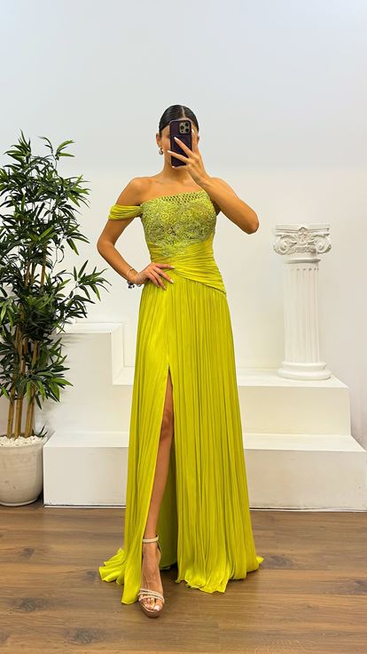 Vestido de noche plisado con detalle de guipur verde