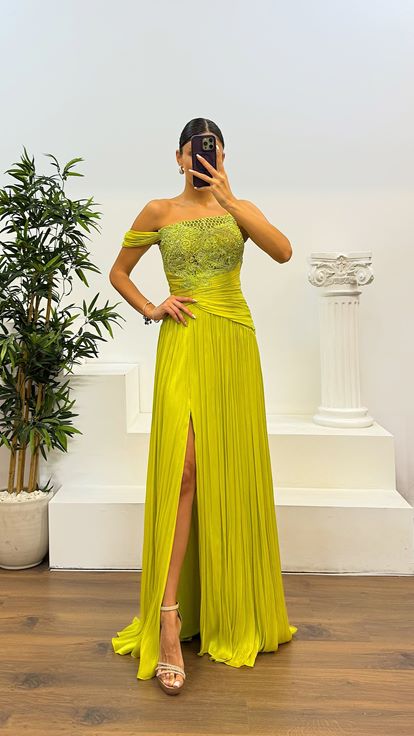 Vestido de noche plisado con detalle de guipur verde