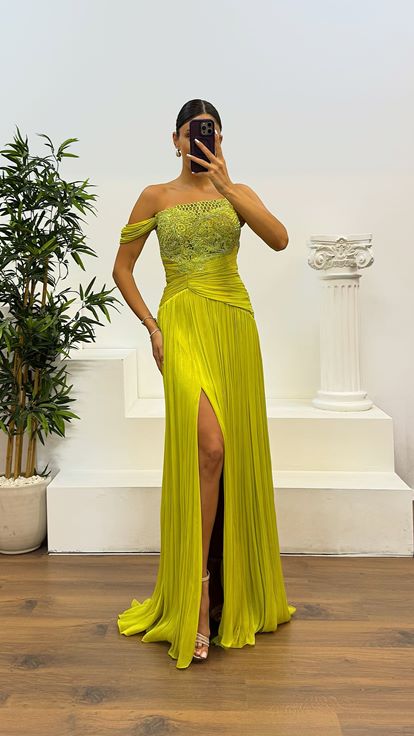 Vestido de noche plisado con detalle de guipur verde