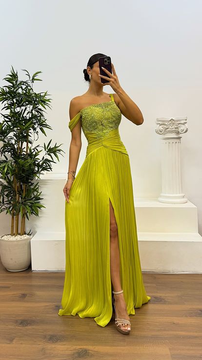 Vestido de noche plisado con detalle de guipur verde
