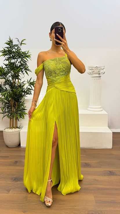 Vestido de noche plisado con detalle de guipur verde