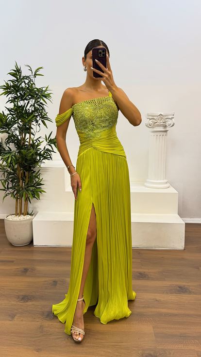 Vestido de noche plisado con detalle de guipur verde