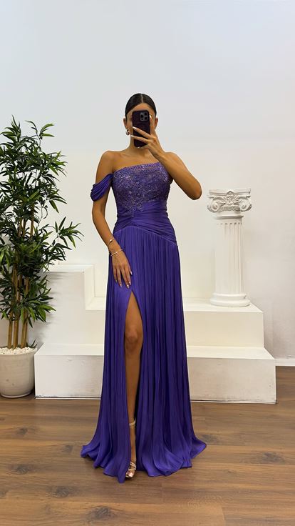 فستان سهرة مطوي بتفاصيل من الدانتيل الأرجواني