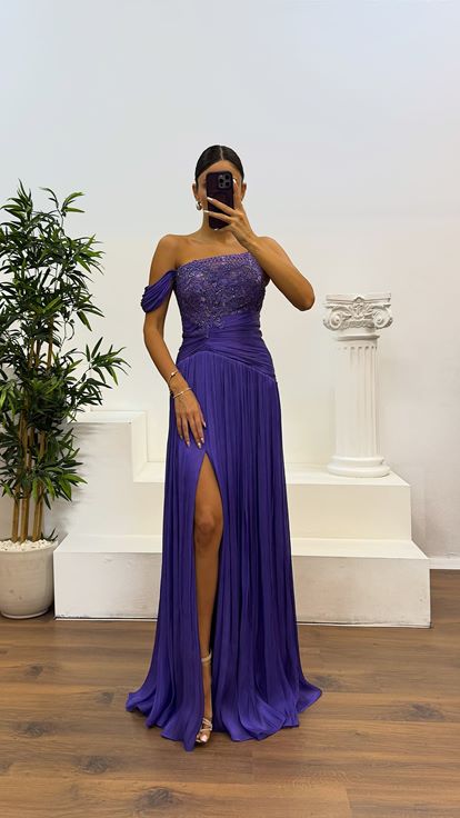 فستان سهرة مطوي بتفاصيل من الدانتيل الأرجواني