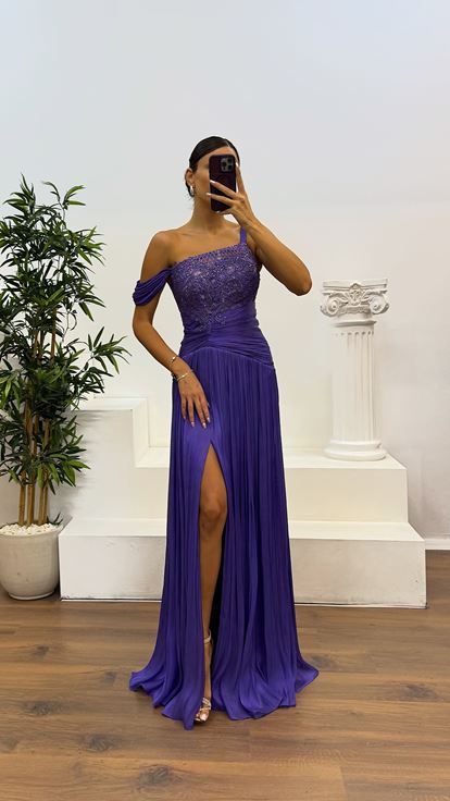 فستان سهرة مطوي بتفاصيل من الدانتيل الأرجواني