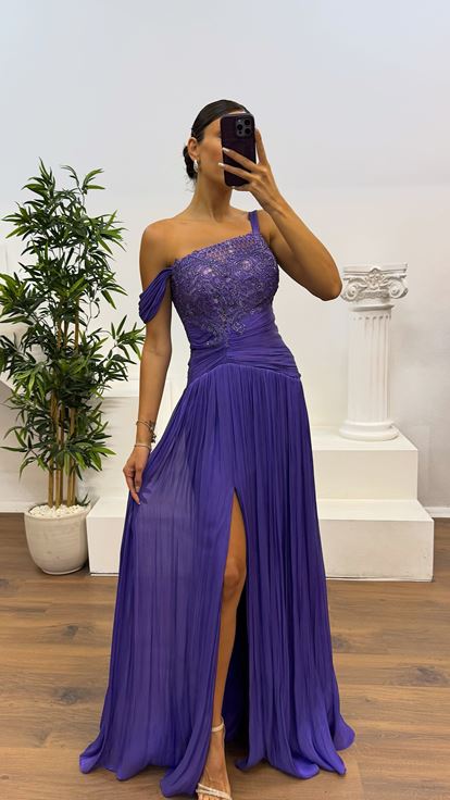 فستان سهرة مطوي بتفاصيل من الدانتيل الأرجواني