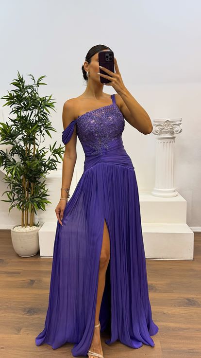 فستان سهرة مطوي بتفاصيل من الدانتيل الأرجواني