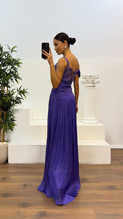 فستان سهرة مطوي بتفاصيل من الدانتيل الأرجواني