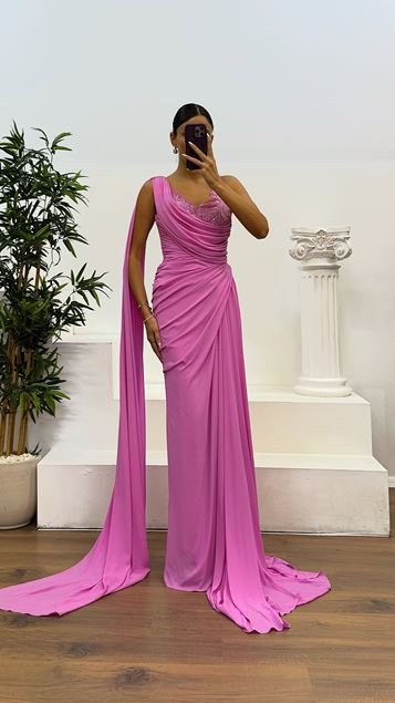 Vestido de noche rosa con detalle de manga drapeada