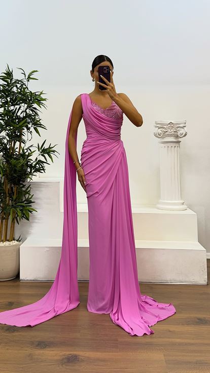 Vestido de noche rosa con detalle de manga drapeada
