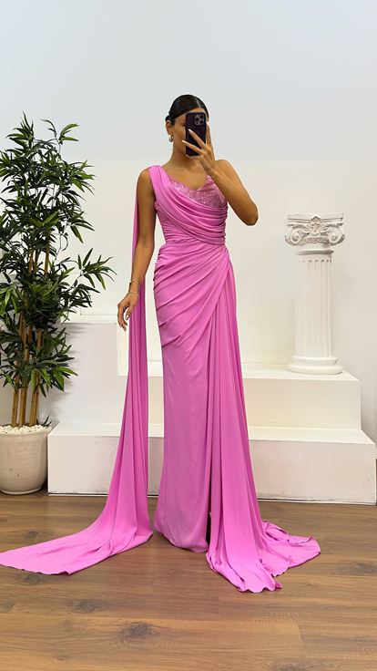 Vestido de noche rosa con detalle de manga drapeada