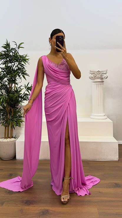 Vestido de noche rosa con detalle de manga drapeada