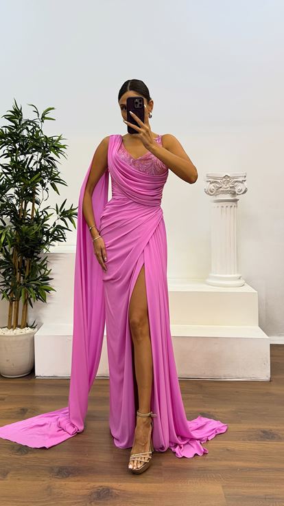 Vestido de noche rosa con detalle de manga drapeada