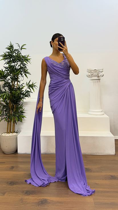 فستان سهرة بلون الليلك بأكمام منسدلة