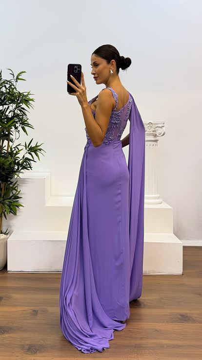 فستان سهرة بلون الليلك بأكمام منسدلة