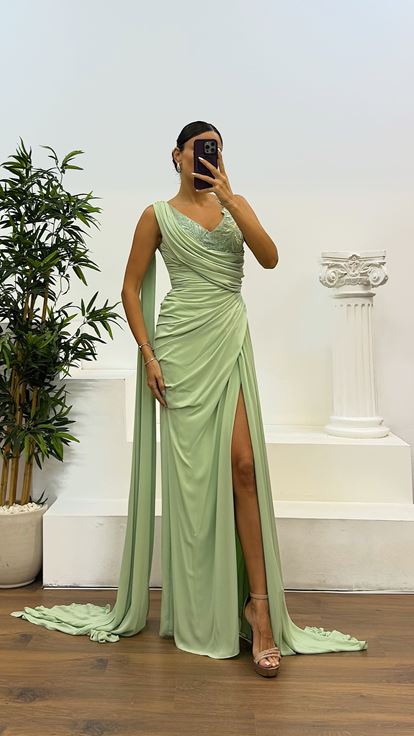 Abito da sera verde con maniche drappeggiate 