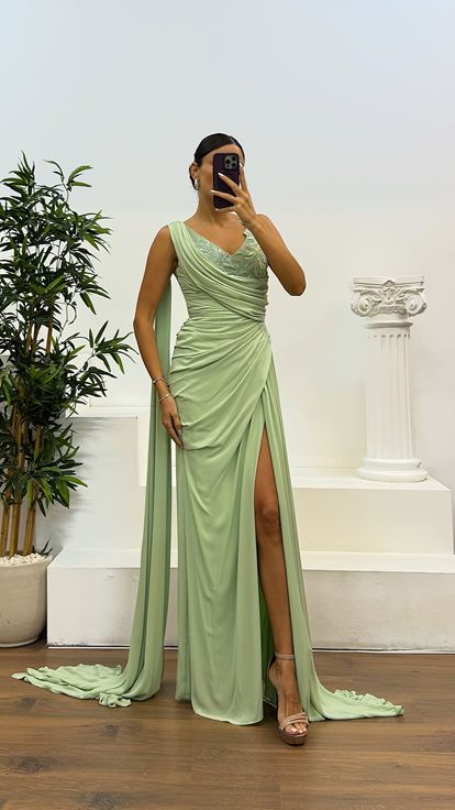 Abito da sera verde con maniche drappeggiate 