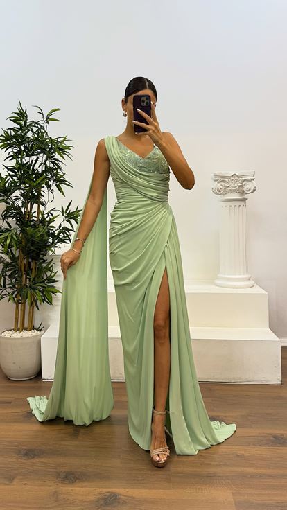 Abito da sera verde con maniche drappeggiate 