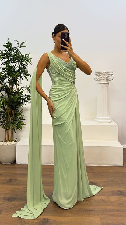 Abito da sera verde con maniche drappeggiate 