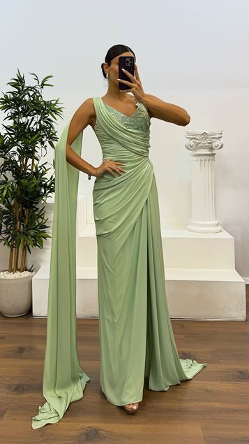 Abito da sera con dettaglio manica drappeggiata verde