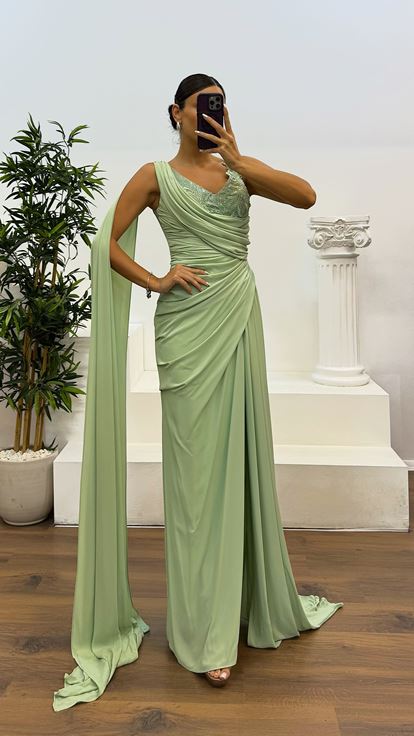Abito da sera verde con maniche drappeggiate 