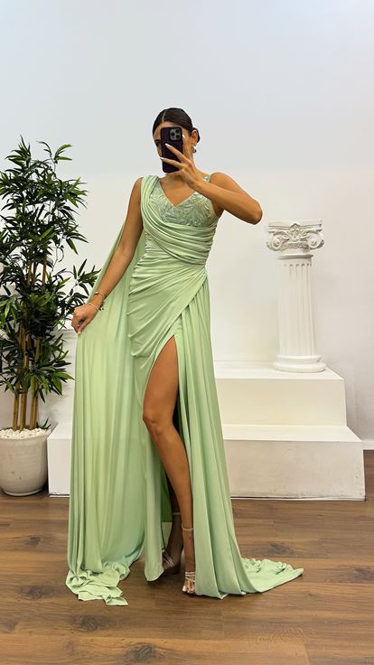Abito da sera verde con maniche drappeggiate 